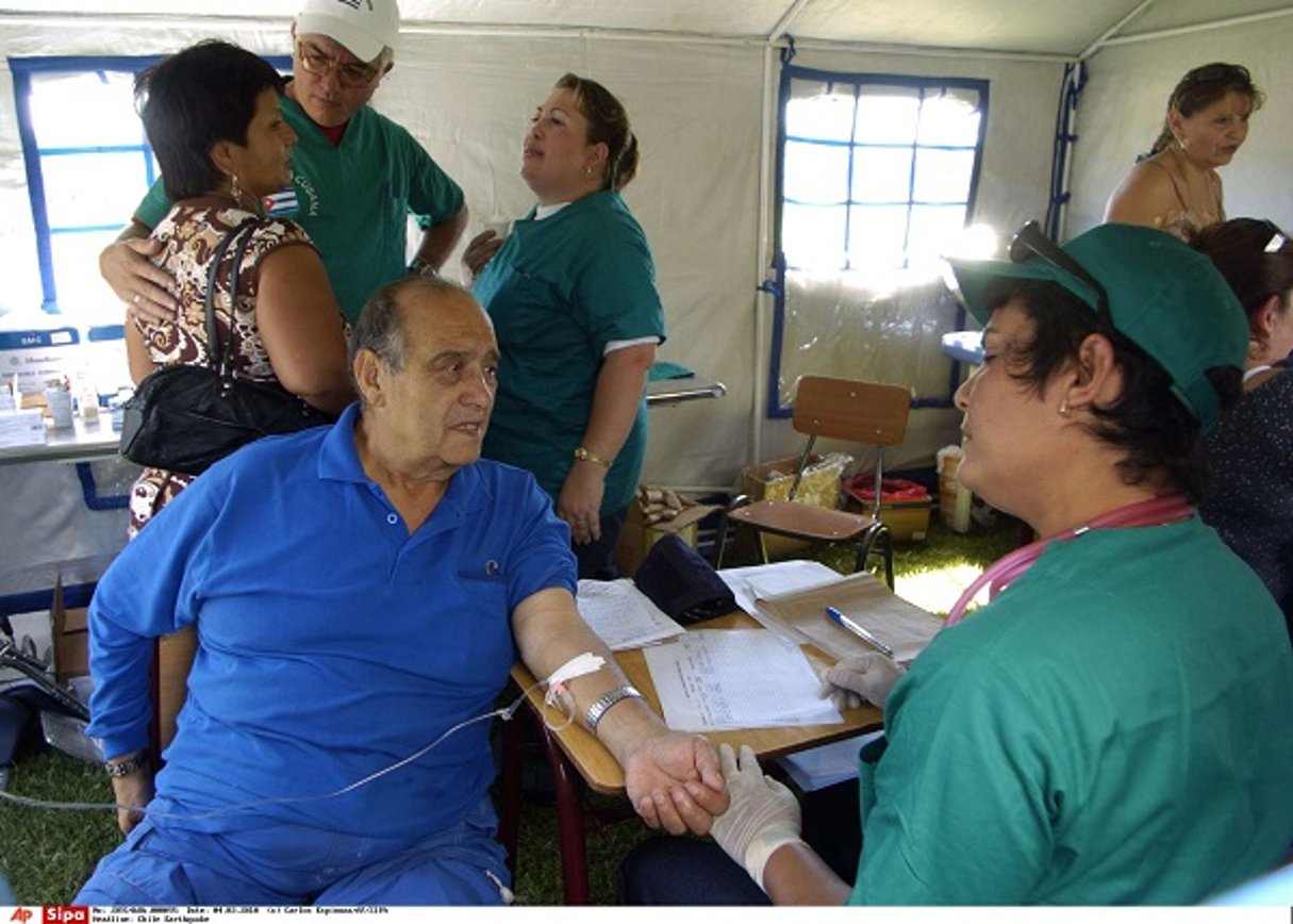 Cuba a une importante politique de coopération médicale à travers le monde. Ici, des médecins cubains au Chili, en mars 2010. © Carlos Espinoza/AP/SIPA