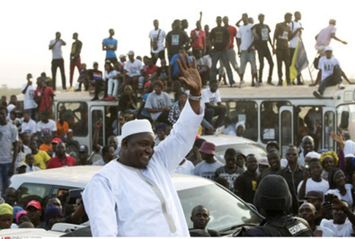 Le président gambian Adama Barrow après son arrivée à l’aéroport de Banjul en Gambie, jeudi 26 janvier 2017. © Jerome Delay/AP/SIPA