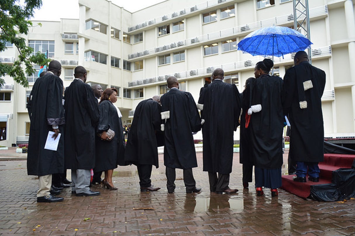Des magistrats congolais devant le nouveau Palais de justice, le 20 février 2015 à Kinshasa. © Flickr/John Bompengo/Monusco