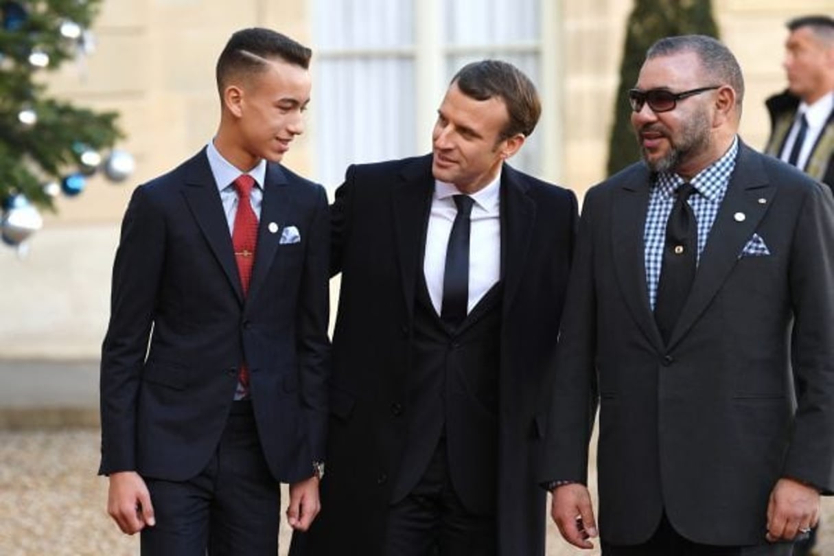 Emmanuel Macron avec Mohammed VI et le prince Moulay Hassan, le 12 décembre 2017, à l’Élysée. © Alain Jotard/AFP