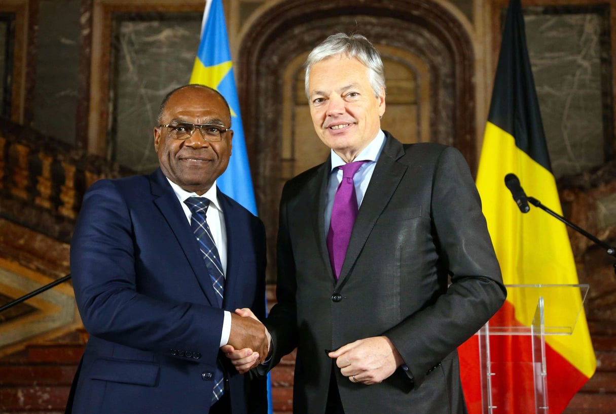Léonard She Okitundu, le ministre congolais des Affaires étrangères, et son homologue belge, Didier Reynders, en février 2017 © Bauweraerts/SIPA