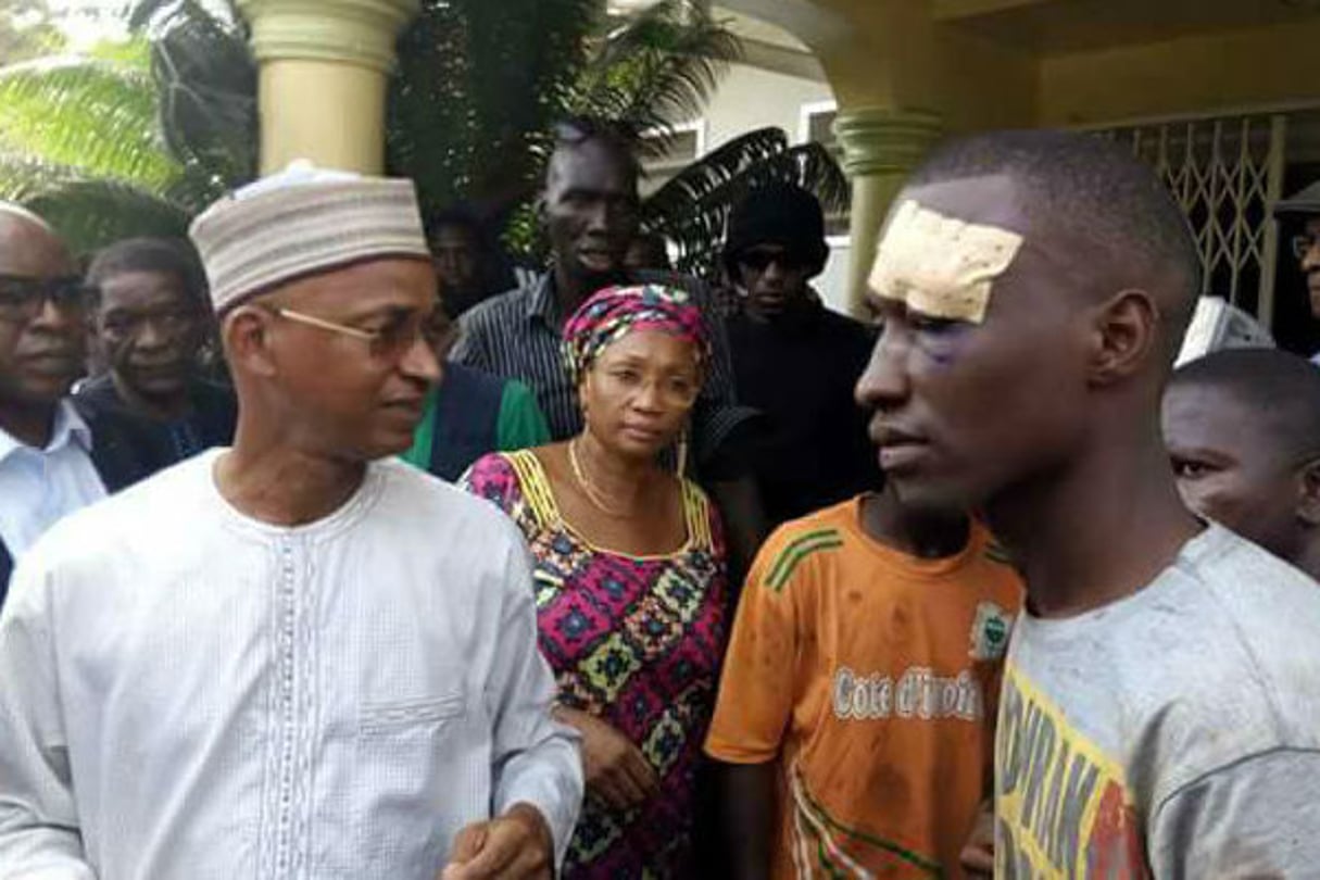 Cellou Dallein Diallo, leader de l’opposition guinéenne, le 8 février au milieu de ses partisans, dont un blessé lors de l’attaque de son domicile par un groupe non-identifié. © DR / Capture d’écran Facebook / UFDG