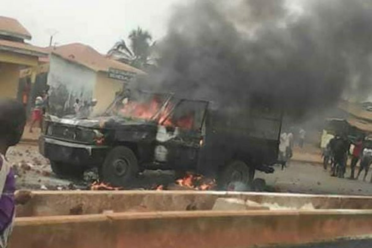 Une image d’un véhicule de police en flamme, dans les rues de Conakry, présentée com:me ayant été prise le 6 février 2018 et diffusée sur les réseaux sociaux guinéens. © Capture d’écran Twitter