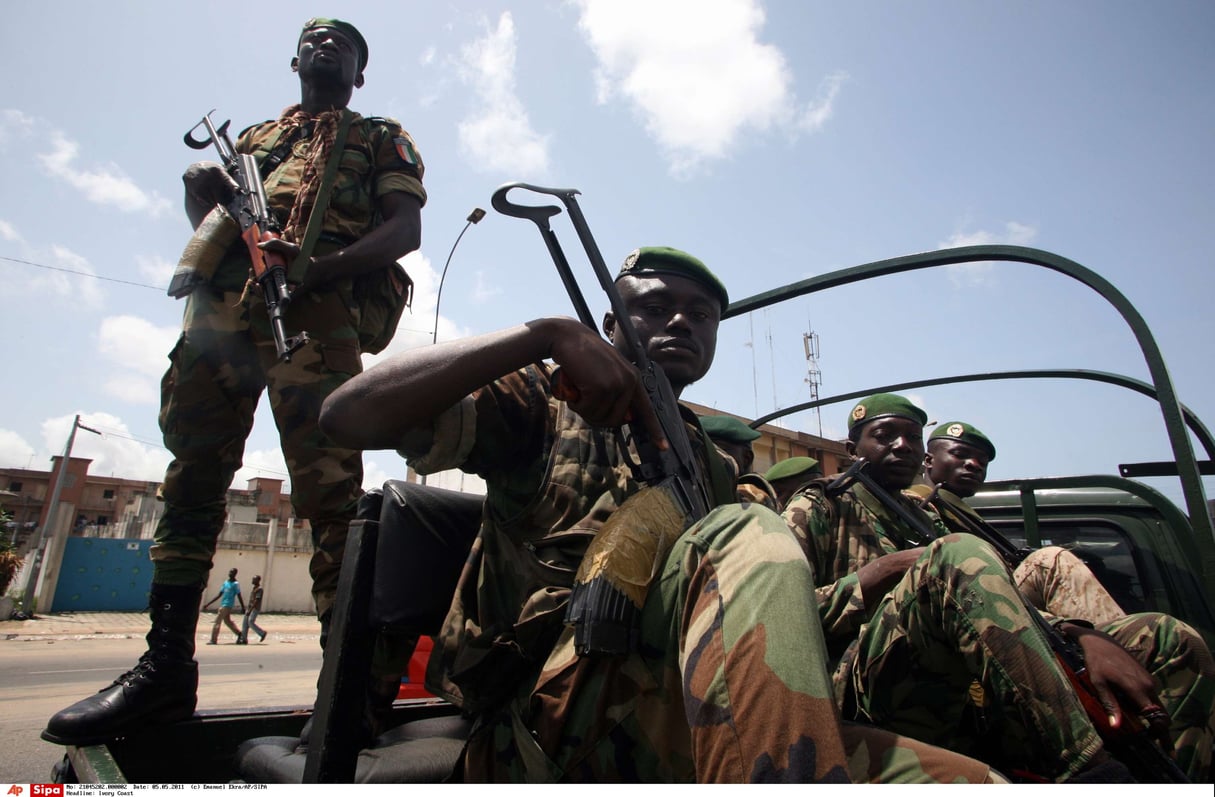 Les soldats des forces républicaines ivoiriennes patrouillent dans une section récemment pacifiée du district de Yopougon, à Abidjan, en Côte d’Ivoire, le 5 mai 2011. © Emanuel Ekra/AP/SIPA