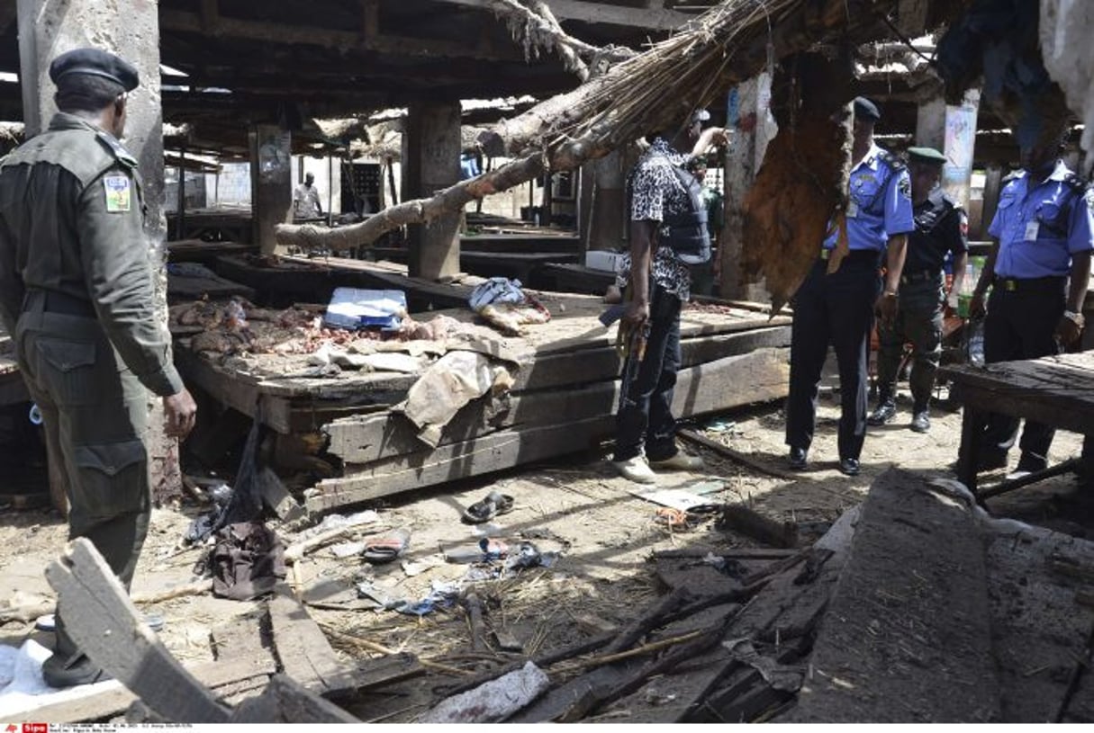 Des policiers inspectent les décombres d’une attaque-suicide à Maiduguri, en juin 2015. © Jossy Ola/AP/SIPA