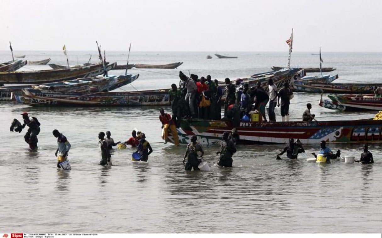 Des pêcheurs sénégalais à Thiaroye, en juin 2015. © Babacar Dione/AP/SIPA