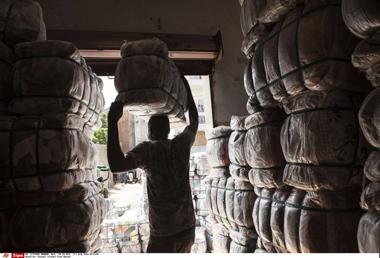 Un chargement de vêtements de seconde main. © IJane Hahn/AP/SIPA