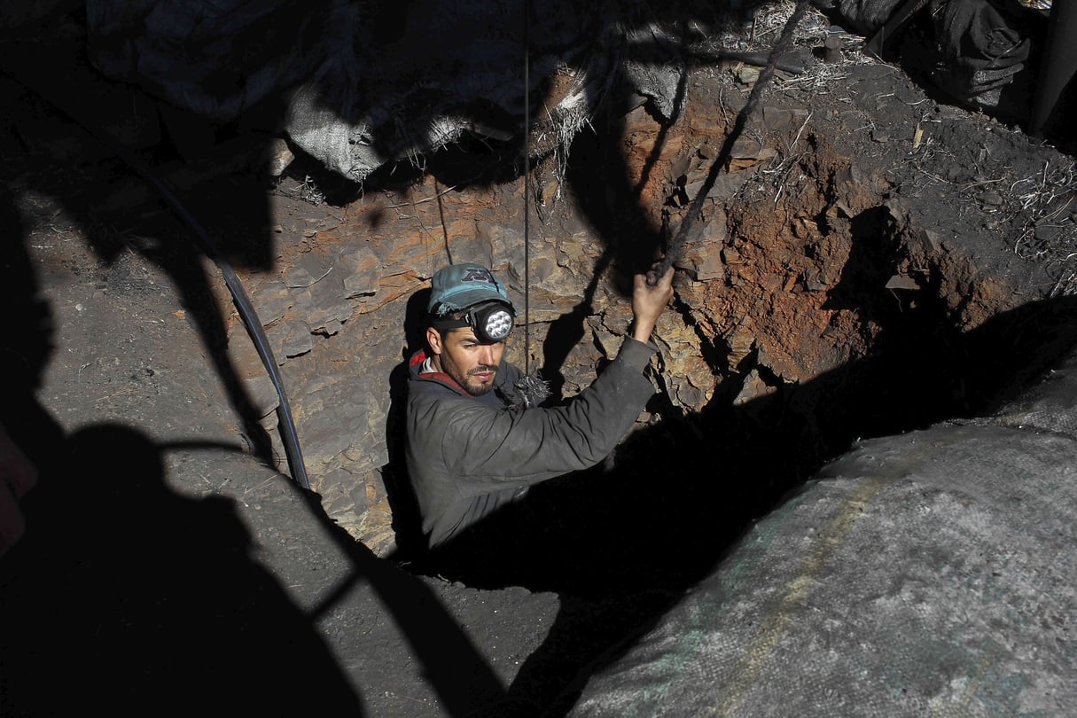 Un mineur dans une galerie d’extraction de charbon le 4 février 2018 à Jérada. © AP/SIPA
