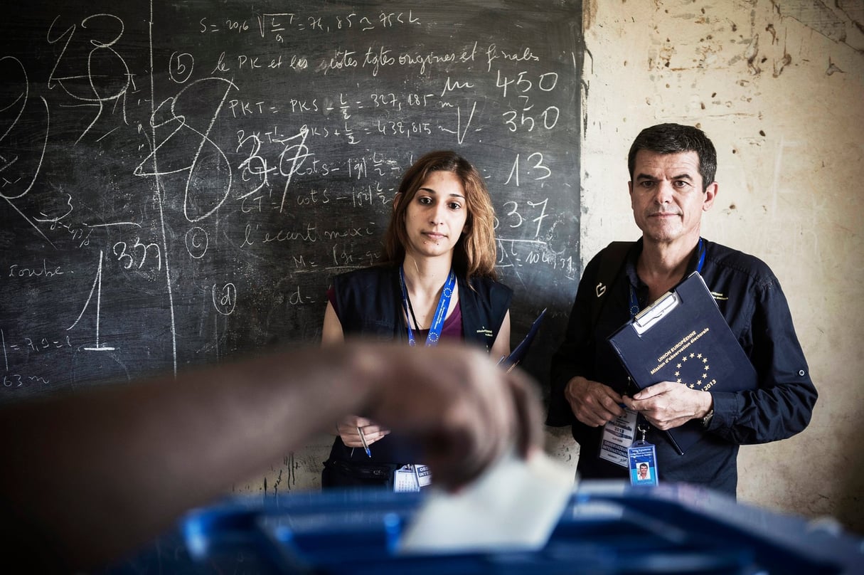 Des observateurs de l’Union européenne dans un bureau de vote à Bamako, lors de l’élection de 2013. &copy; Ezequiel SCAGNETTI/REPORTERS-REA