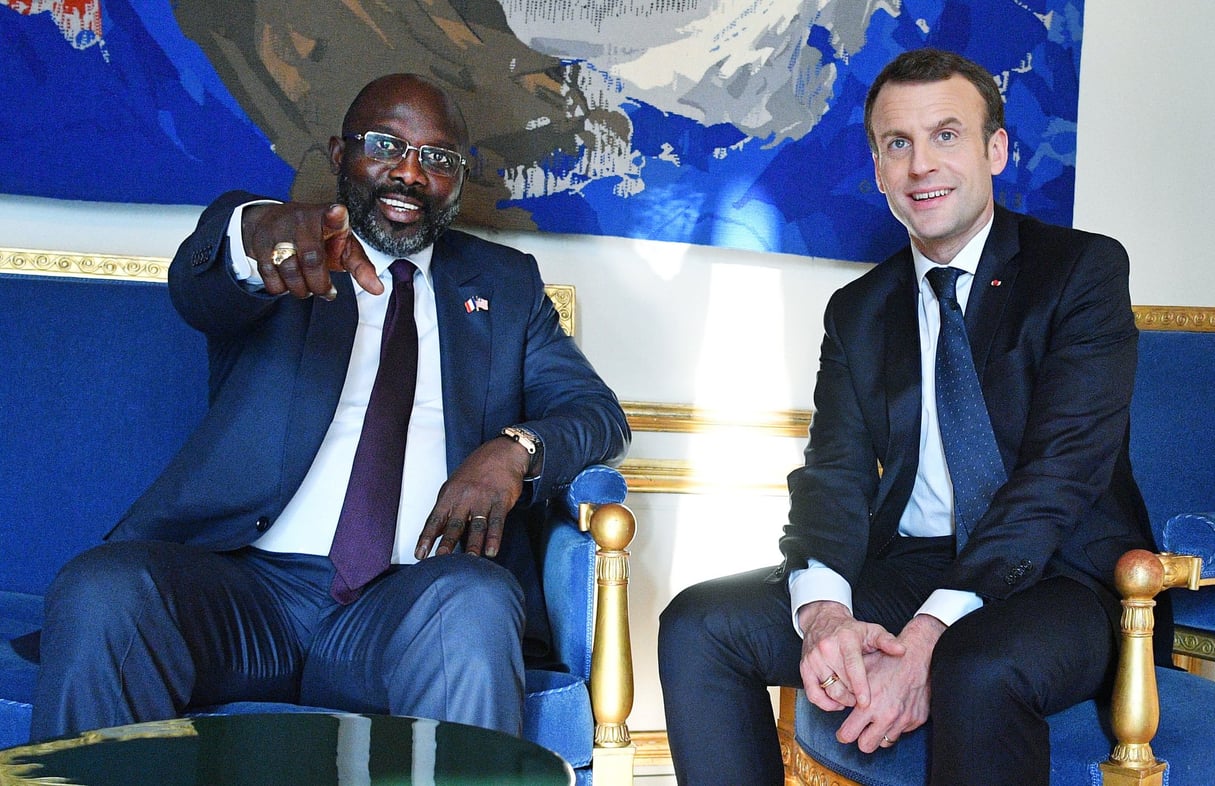 Le président libérien et son homologue français Emmanuel Macron au palais de l’Élysée, le 21 février. © Christian Liewig/POOL/REA