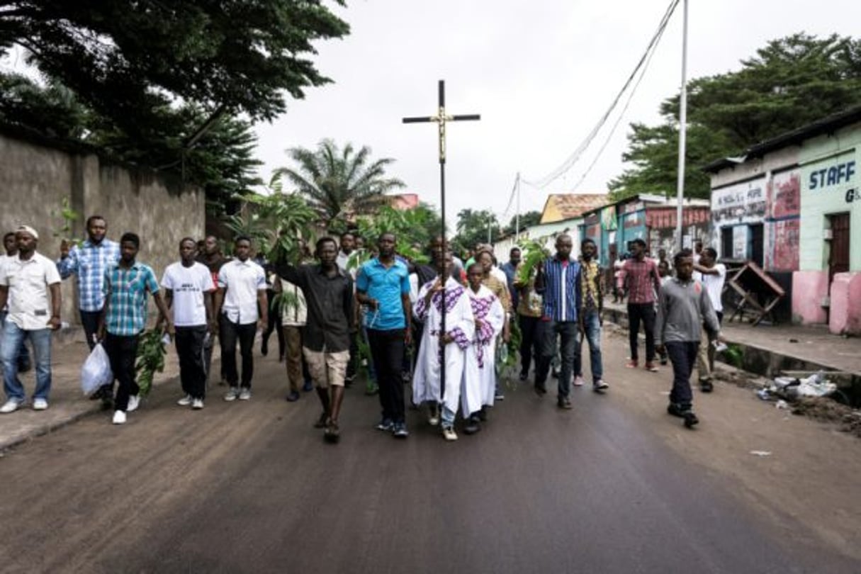 Un groupe de fidèles catholiques défile à Kinshasa contre le maintien au pouvoir du président Joseph Kabila à la tête de la République démocratique du Congo, le 25 février 2018. © AFP / John WESSELS