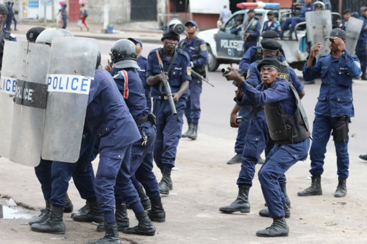 des policiers près de la cathédrale Notre-Dame, à Kinshasa, lors de la marche organisée par le comité des laïcs, ce dimanche 25 février. © REUTERS/Goran Tomasevic
