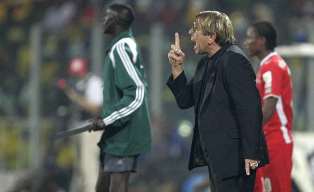 Claude Le Roy en 2008, alors sélectionneur du Ghana. Ici sur le bord du terrain. © Alastair Grant/AP/SIPA