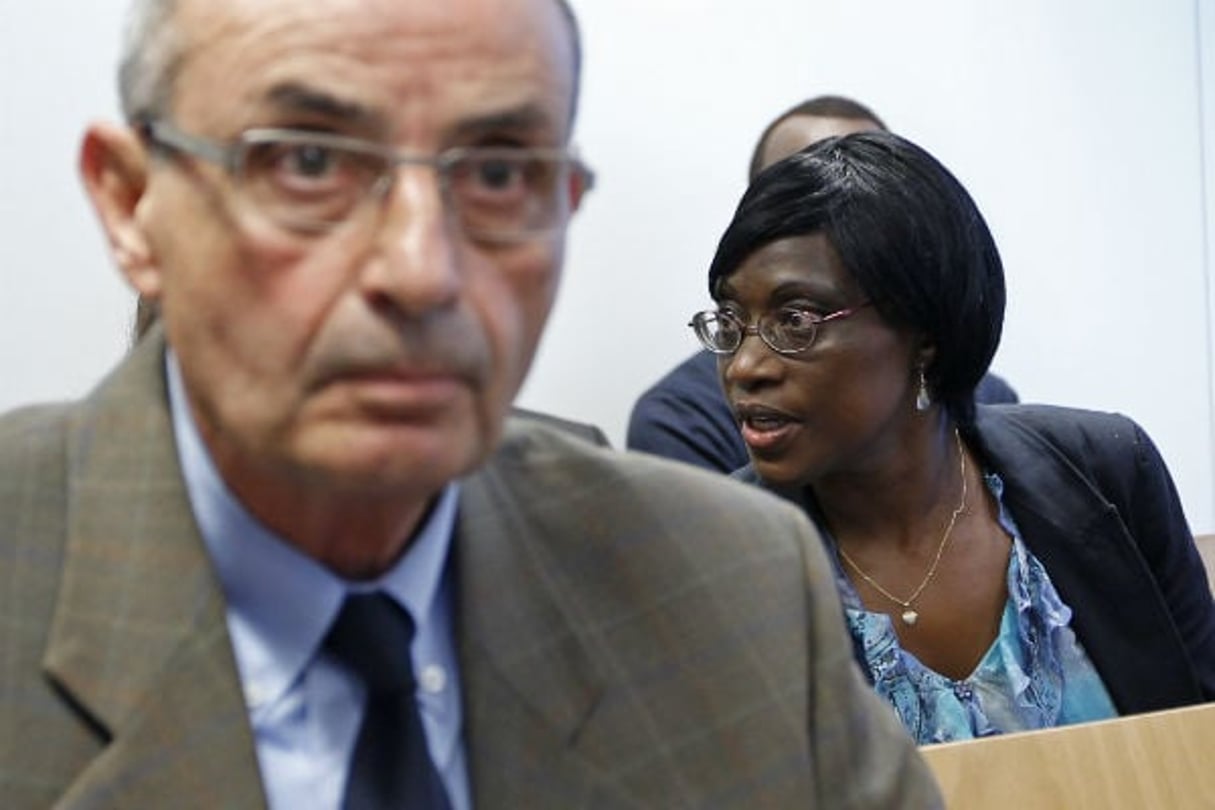 Florida Mukeshimana-Ngulinzira, la veuve de Boniface Ngulinzira, et le colonel belge  Luc Marchal, lors du procès en premier instance sur le massacre de l’ETO, à Bruxelles en septembre 2010. © REUTERS/Francois Lenoir