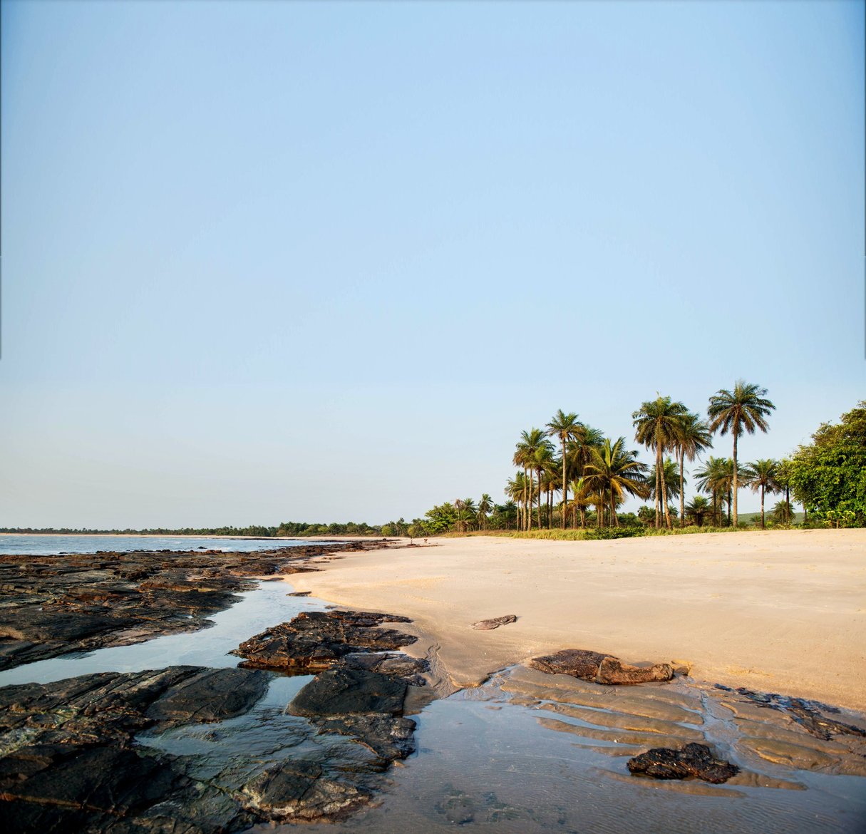 La plage de Bel-Air, une bande de sable fin de 7 km bordée de cocotiers. © Youri Lenquette