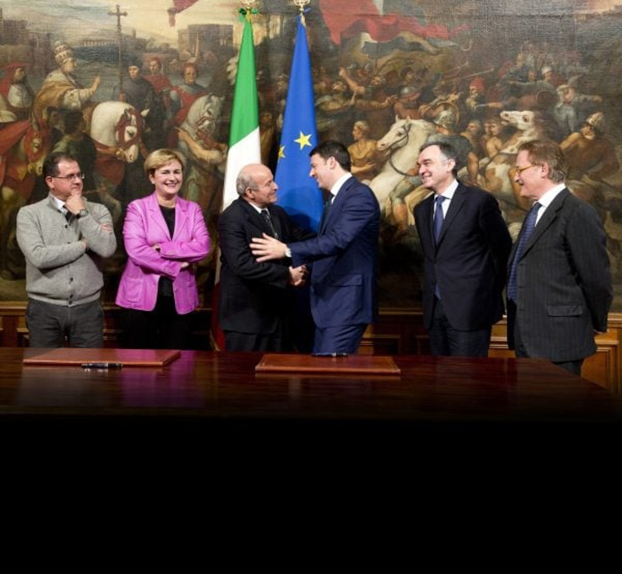Le Premier ministre italien, Matteo Renzi, et Issad Rebrab officialisaient l’acquisition par Cevital des aciéries Lucchini au côté de l’ex-ministre du Développement économique, Federica Guidi, et du président de la région de Toscane, Enrico Rossi, au palais Chigi, à Rome (Italie), le 9 décembre 2014 © Imagoeconomica – Chigi