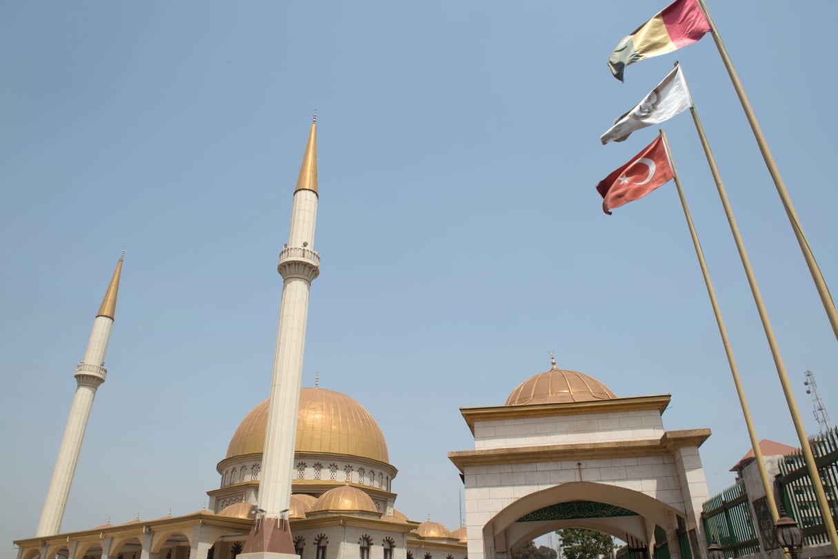 Constructions réalisées par des entreprises de BTP turques. La mosquée de Bambeto est l'ouvrage le plus emblématique. &copy; Youri Lenquette pour JA
