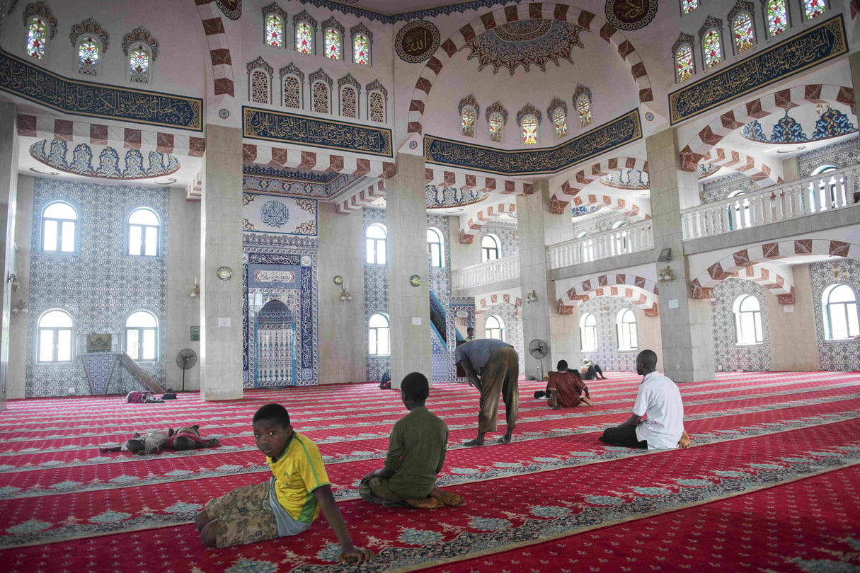 Constructions réalisées par des entreprises de BTP turques. La mosquée de Bambeto est l’ouvrage le plus emblématique. © Youri Lenquette pour JA