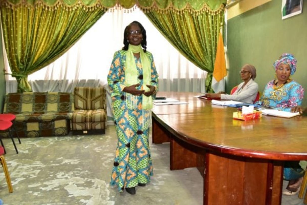 La présidente du nouveau syndicat de femmes de Côte d’Ivoire, Mariatou Guiehoa, pose dans son bureau d’Abidjan le 22 février 2018. © AFP / ISSOUF SANOGO