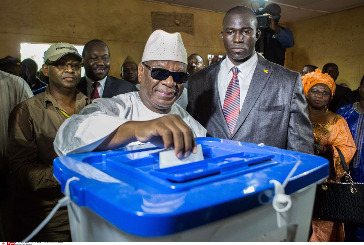 Lors de l'élection présidentielle de 2013 au Mali, le candidat favori Ibrahim Boubacar Keïta dépose son vote. &copy; Thomas Martinez/AP/SIPA