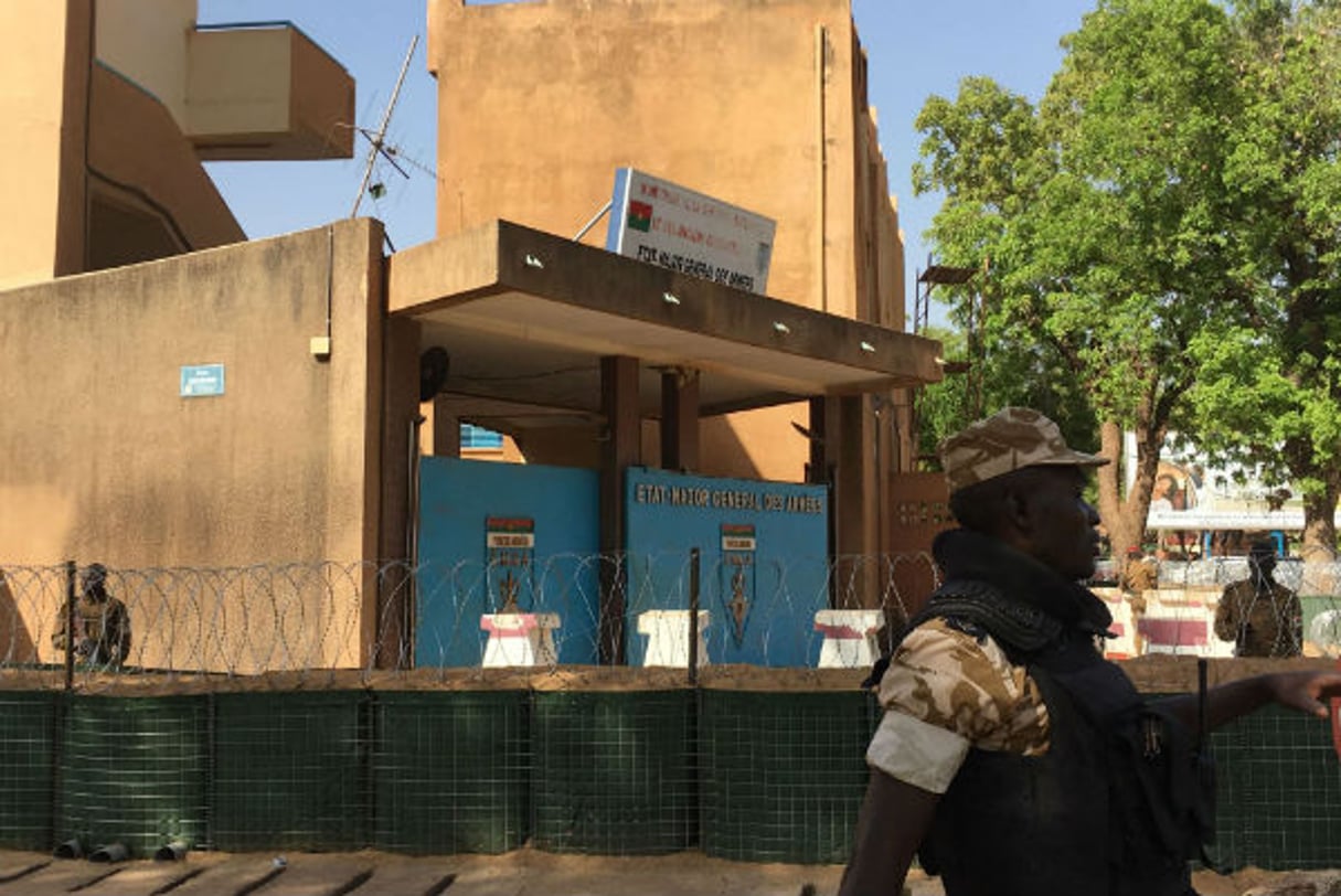 La porte de l’état-major des armées à Ouagadougou, par laquelle les assaillants sont passés, lors de l’attaque du vendredi 2 mars 2018. © Ludivine Laniepce/AP/SIPA