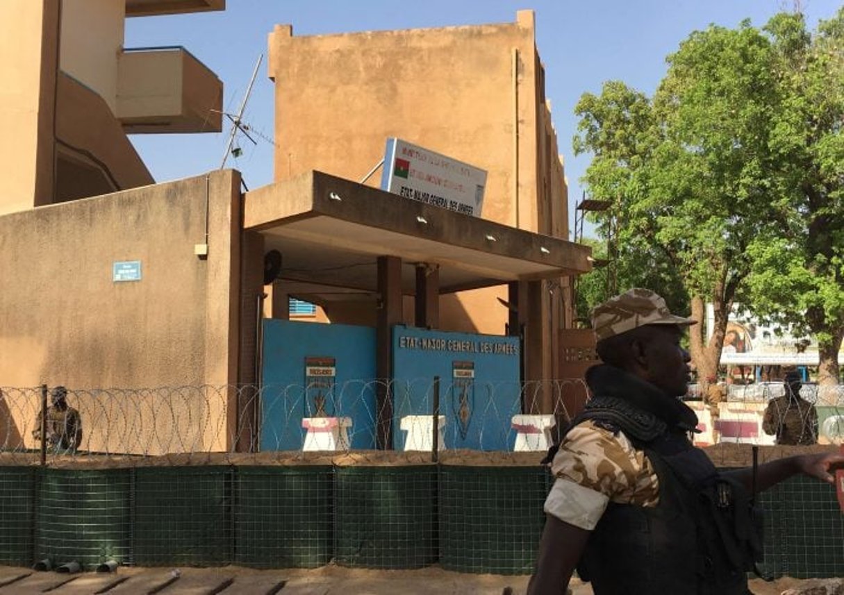 Des forces de sécurité à l’extérieur de l’état-major général des armées à Ouagadougou, après la double attaque vendredi 2 mars d’assaillants jihadistes dans la capitale burkinabè (image d’illustration) © Ludivine Laniepce/AP/SIPA