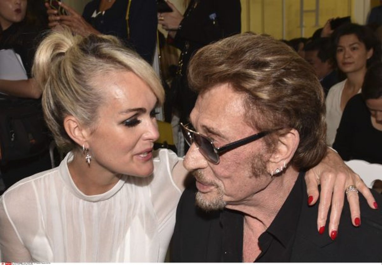 Le rockeur français Johnny Halliday, aujourd’hui décédé, et sa femme Laeticia, lors de la Fashion Week, le 4 juillet 2016 à Paris. © Zacharie Scheurer/AP/SIPA