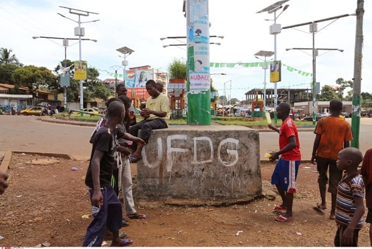 Graffiti au nom de l’UFDG, principale force d’opposition guinéenne, à Conakry. © Youssouf Bah/AP/SIPA