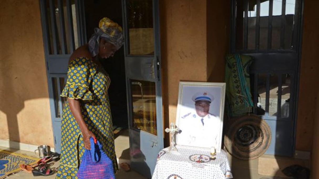Une femme rend hommage à un soldat tué dans les attaques contre l’ambassade de France et l’état-major général des armées, le 4 mars 2018 à Ouagadougou, au Burkina Faso. © afp.com/Ahmed OUOBA