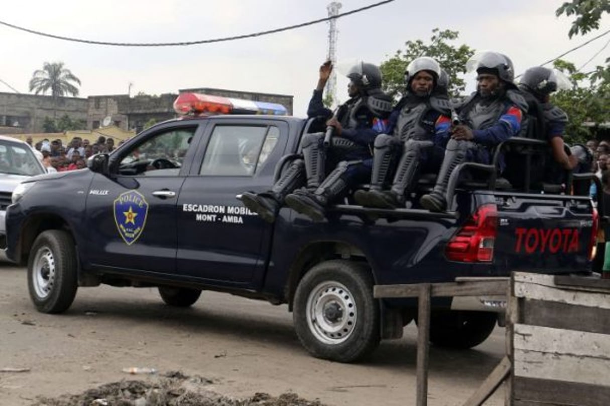 Des policiers congolais patrouillent dans les rues de Kinshasa le 17 mai 2017. © John Bompengo/AP/SIPA