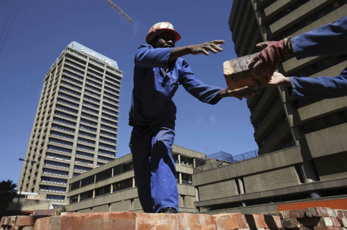 Sur un site de construction à Johannesburg en 2009. L’Afrique du Sud est en seconde place dans le nouvel « index de l’émergence ». © KAREL PRINSLOO/AP/SIPA