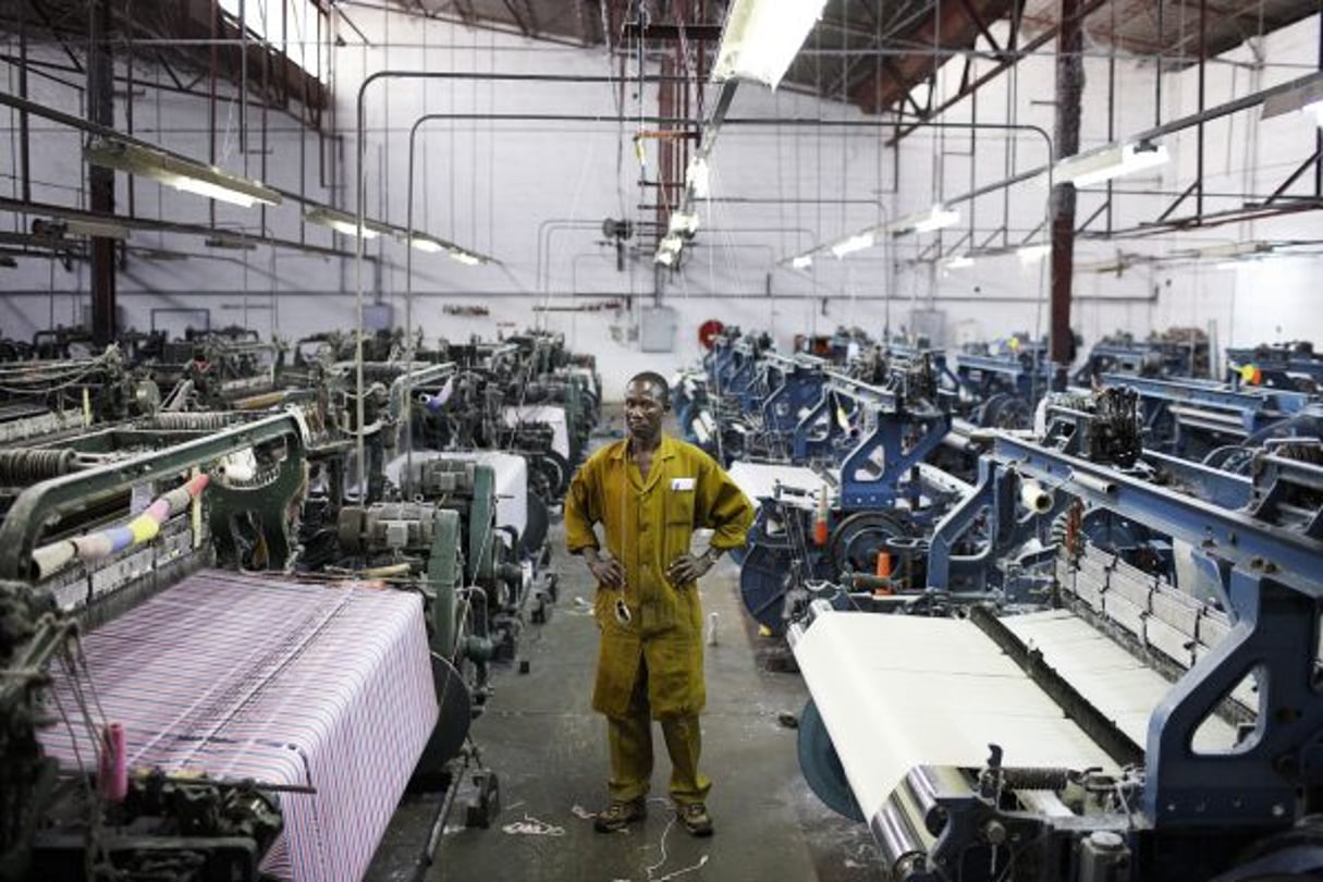 Un ouvrier de la société Makuba Textiles gérant des machines à filer à Ndola, en Zambie. © Per-Anders Pettersson/Getty Images/AFP
