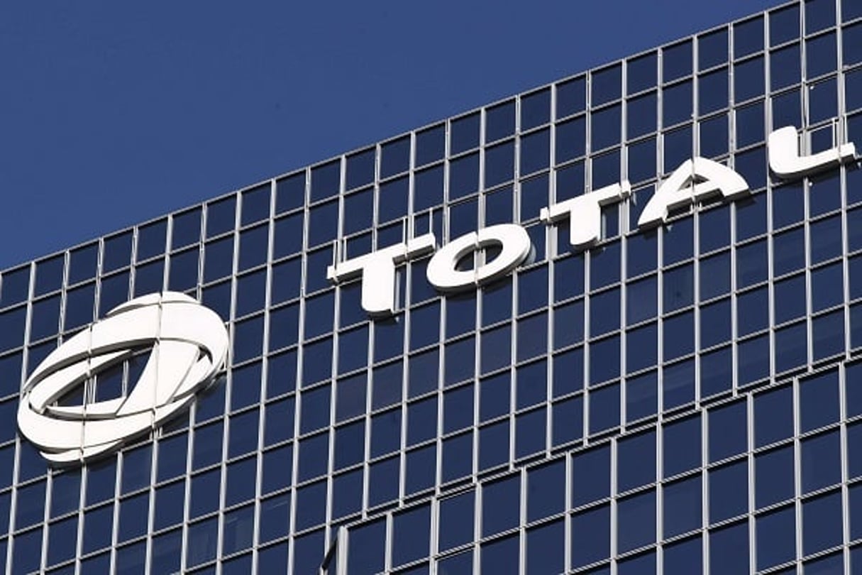 Le logo de Total sur la tour de La Défense à Paris, jeudi 11 janvier 2016. © Michel Euler/AP/SIPA/2016