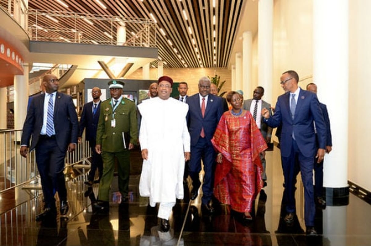 Mahamaou Issoufou, président du Niger, Moussa Faki, président de la Commission de l’UA, Louise Mushikiwabo, ministre rwandaise des Affaires étrangères, et Paul Kagame, président du Rwanda, à Kigali le 20 mars 2018. © DR / Union africaine