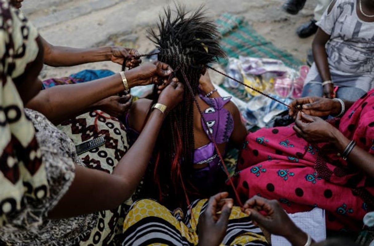 Une femme se fait tresser les cheveux dans le quartier de la Medina, à Dakar, en mars 2018 (illustration). © REUTERS/Zohra Bensemra