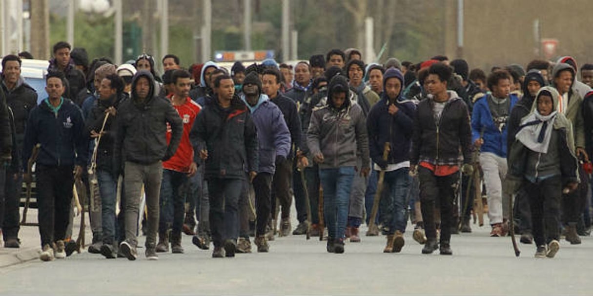 Une marche de migrants à Calais, le 1er février 2018. © AP/SIPA