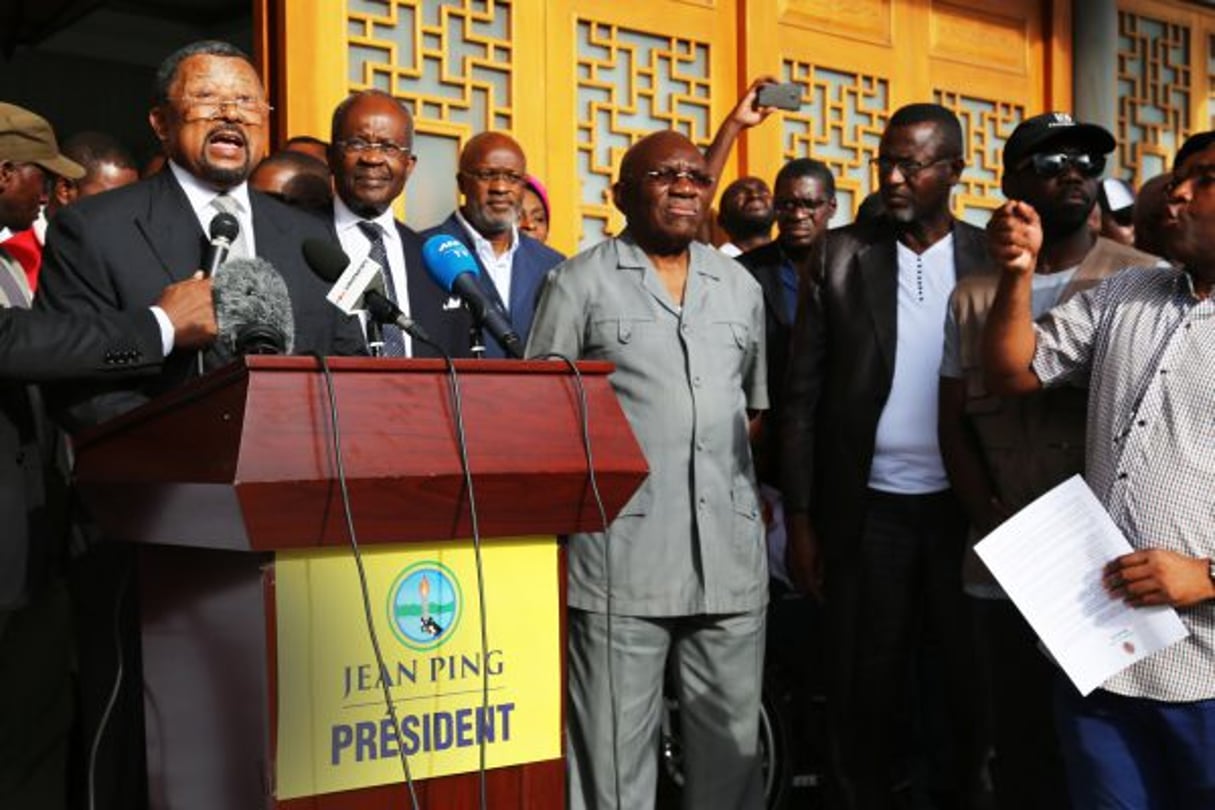 Jean Ping, Casimir Oyé Mba (à sa gauche) et Zacharie Myboto (en gris), le 24 septembre 2016. © SAMIR TOUNSI/AFP