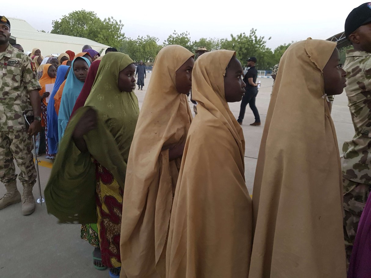 Les filles du lycée technique et scientifique de Dapchi, au Nigeria, montant à bord d’un avion militaire après leur libération, le 21 mars 2018. © Hamza Suleiman/AP/SIPA