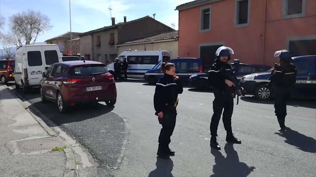 La police française sécurise la zone de Trèbes touchée par une prise d’otages vendredi 23 mars. © LA DEPECHE DU MIDI/AP/SIPA