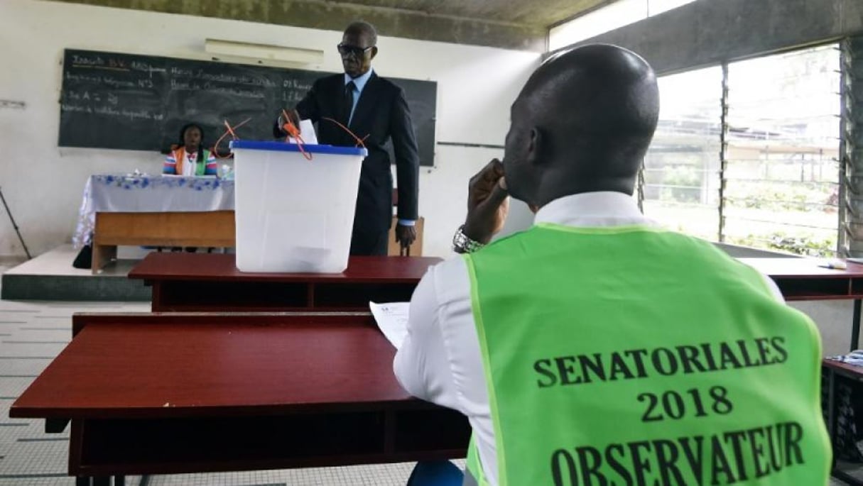 Un grand électeur dépose son bulletin dans l’urne à Cocody, un quartier d’Abidjan, le 24 mars 2018, lors des élections sénatoriales. © SIA KAMBOU / AFP