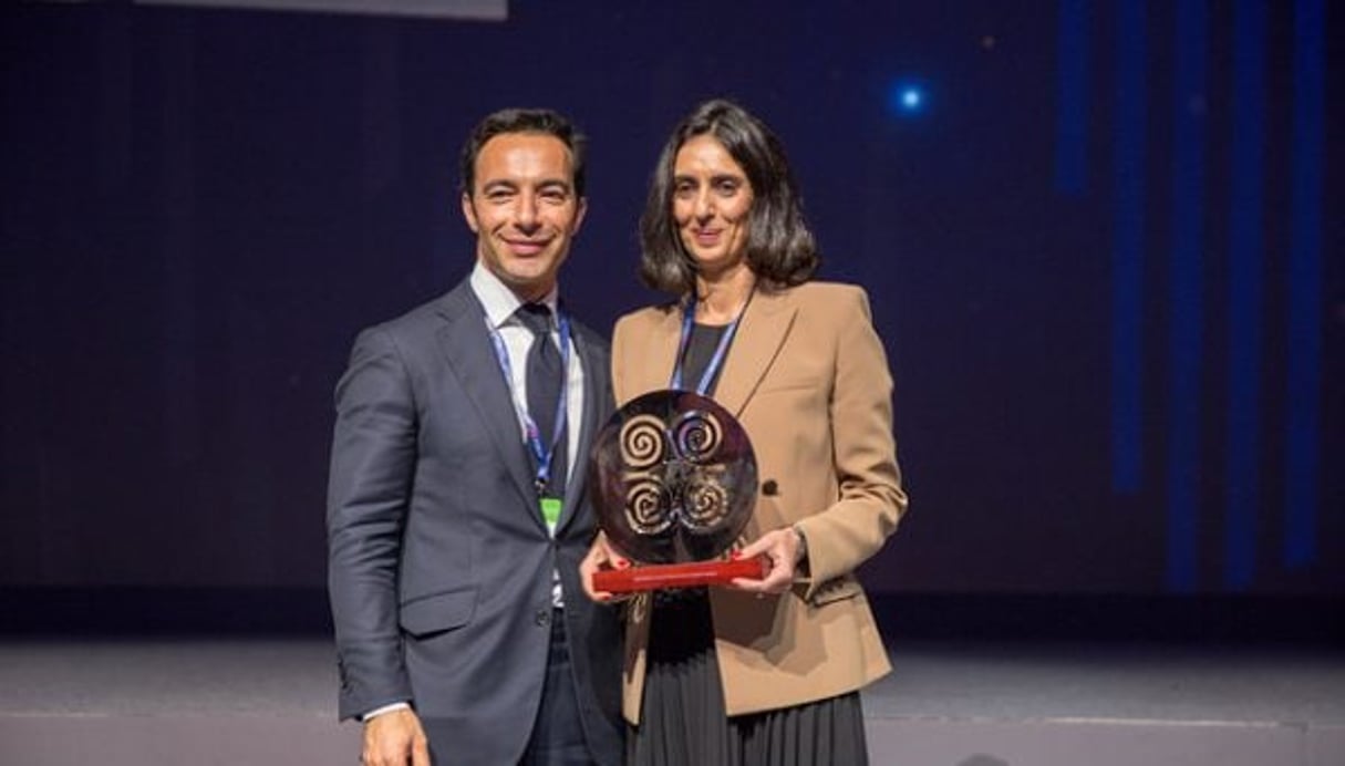 Nadia Fettah, lauréate du prix du CEO of the year, a reçu son prix des mains d’Amir Ben Yahmed, président du Africa CEO Forum.