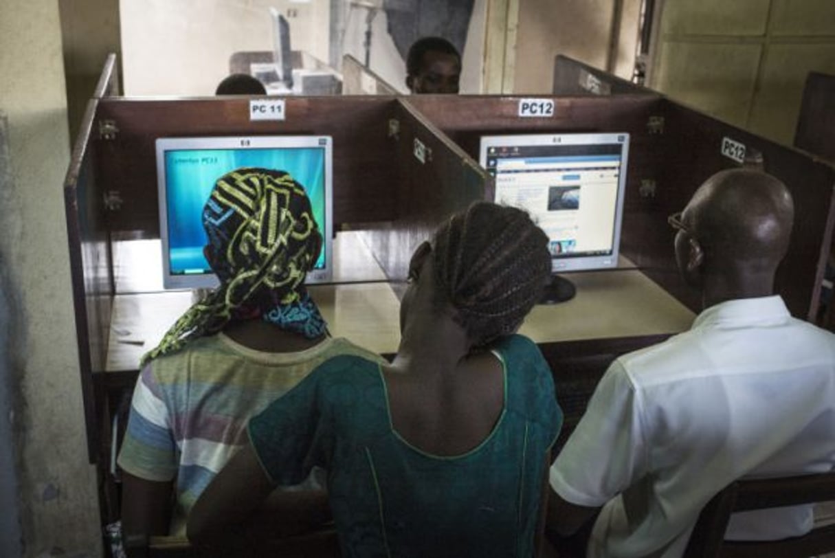 Dans un cybercafé d’Abidjan en avril 2015. © Guillaume Binet /  MYOP pour JA