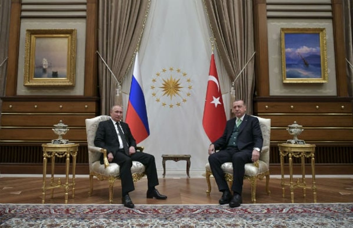 Le président russe Vladimir Poutine (gauche), et le président turc Recep Tayyip Erdogan posent pour une photo lors de leur rencontre au palais présidentiel d’Ankara (Turquie), le 11 décembre 2017 © Alexei Druzhinin/AP/SIPA
