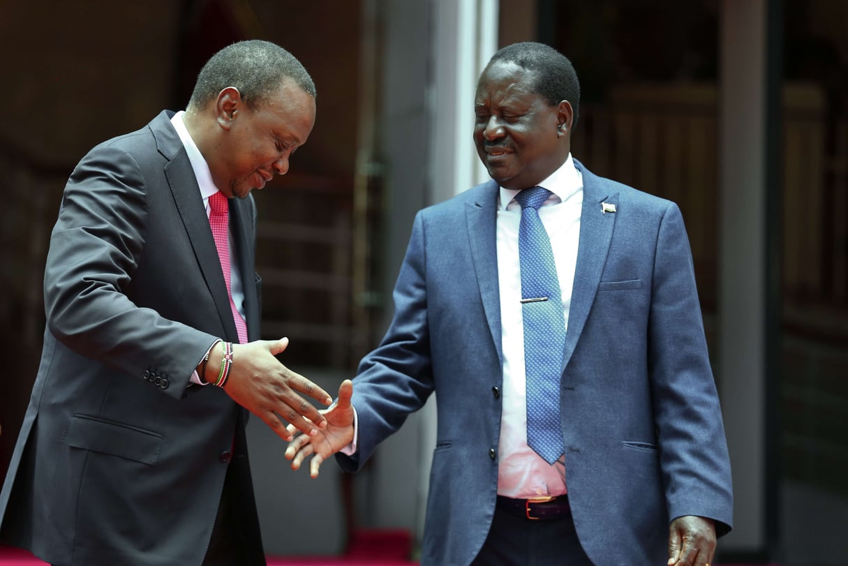 Le président kenyan Uhuru Kenyatta, à gauche, échange une poignée de main inattendue avec le leader de l'opposition Raila Odinga, à Nairobi, au Kenya, le 9 mars 2018. &copy; Brian Inganga/AP/SIPA