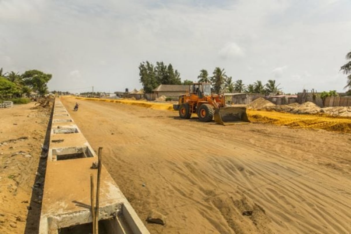 Un chantier routier au Bénin en novembre 2017. © Jacques Torregano pour JA