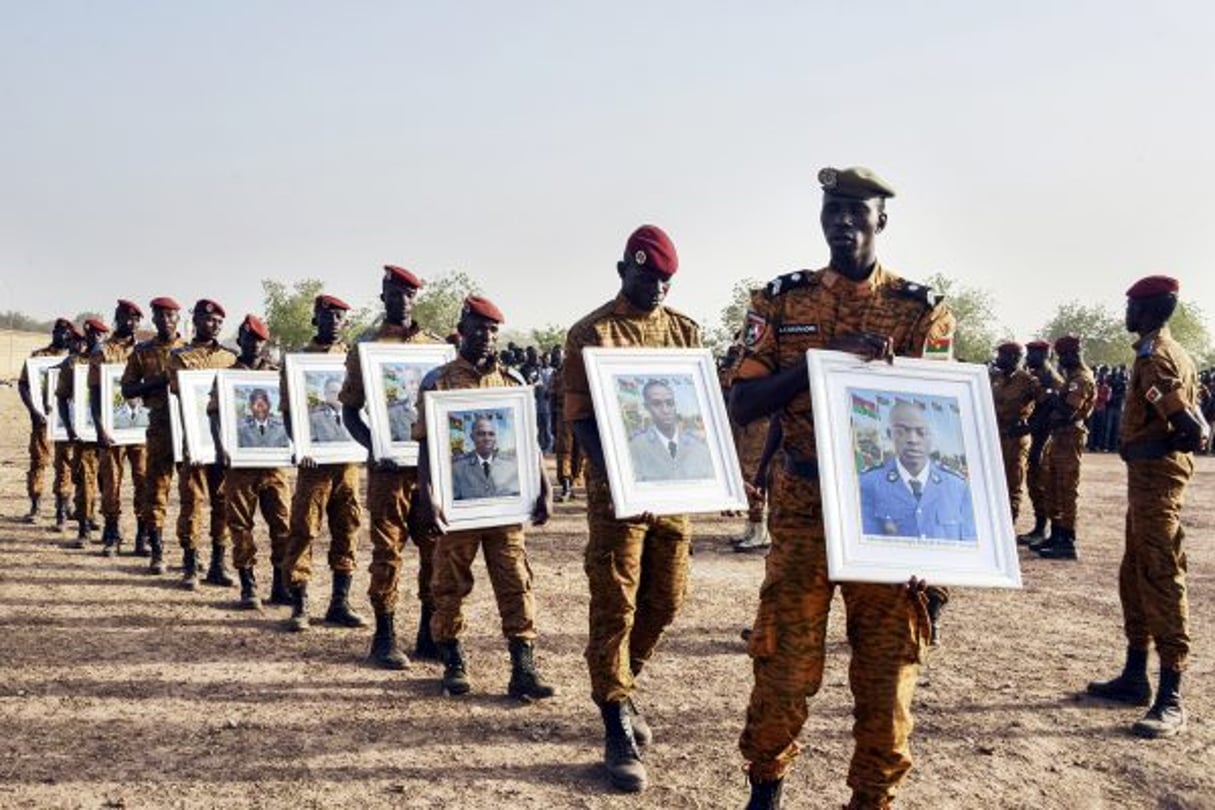 Hommage aux douze militaires tués dans l’attaque de Nassoumbou, à Ouagadougou, le 20 décembre 2016. © AHMED OUOBA/AFP