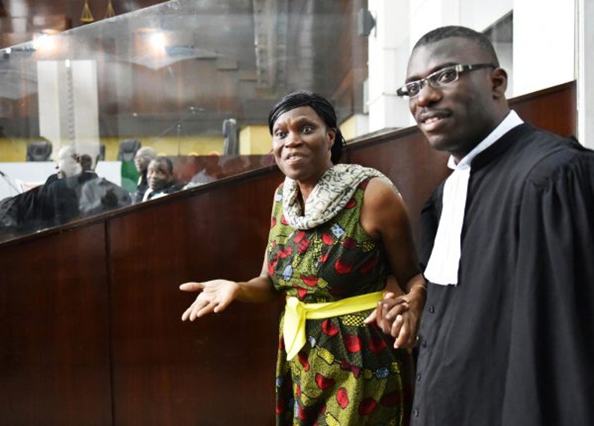 Simone Gbagbo avec son avocat Rodrigue Dadjé, à la cour d’assises d’Abidjan, le 10 octobre 2016. © Sia KAMBOU/AFP