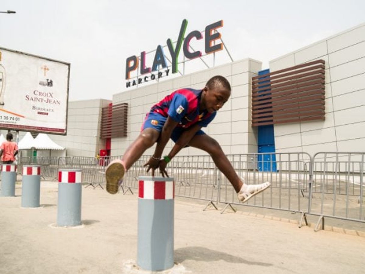 Centre commercial Playce, Marcory, Abidjan, décembre 2015. © François-Xavier Gbré pour JA