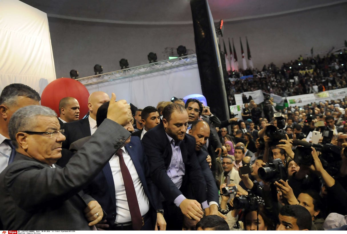Une réunion du FLN à Alger, le 30 mars 2016, avec l’ancien chef du parti, Amar Saadani (à gauche), remplacé par Ould Abbès en octobre. © Sidali Djarboud/AP/SIPA