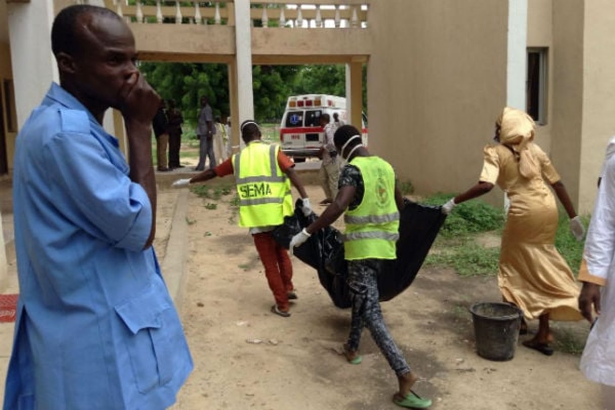 Des secouristes emportant l’une des victimes d’un attentat de Boko Haram à l’université de Maiduguri, en juillet 2017. © Makama Sule/AP/SIPA